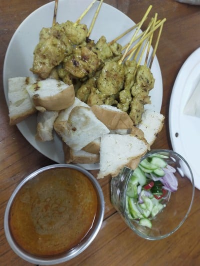 ชุดหมูสะเต๊ะ 13 ไม้ + ขนมปังปิ้ง 2 แผ่น