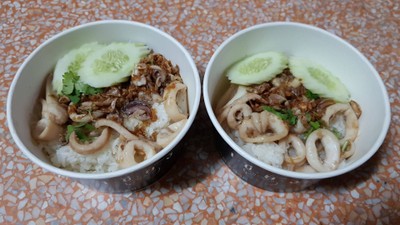 ข้าวปลาหมึกกระเทียม
