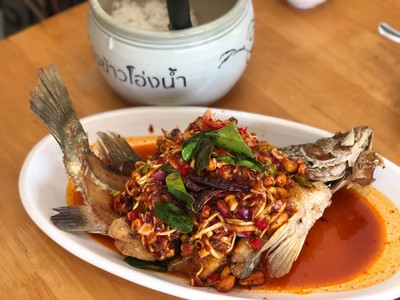 ปลากระพงทอดน้ำยำสมุนไพร