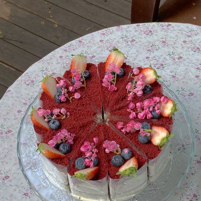 Rad Velvet Cake เค้กช็อกโกแลตสีแดงเนื้อค่อนข้างแน่นกึ่งนิ่มทานคู่กับครีมชีสฟรอสต