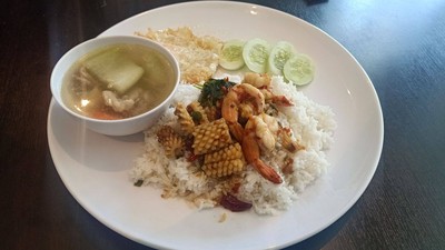 กระเพราทะเล  ไข่ดาว น้ำซุป