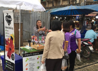 ลูกค้าที่ตลาดโต้รุ่ง