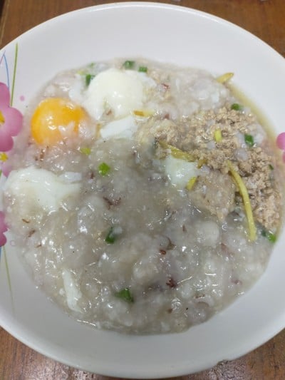 โจ๊กข้าวกล้องหมูเด้ง+หมูสับ+ไข่ออนเซ็น