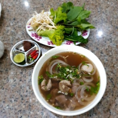 เฝอเนื้อเสิร์ฟพร้อมผัก