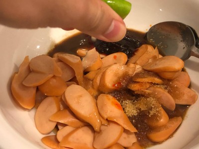 วิธีทำ ยำไส้กรอกเห็ดหูหนูขาว