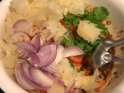 วิธีทำ ยำไส้กรอกเห็ดหูหนูขาว