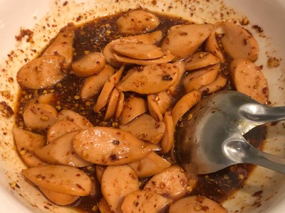 วิธีทำ ยำไส้กรอกเห็ดหูหนูขาว