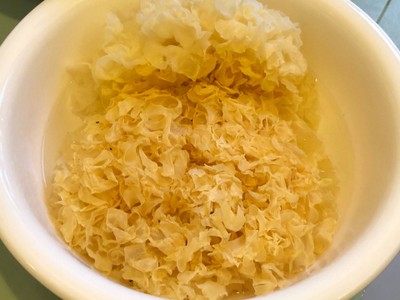 วิธีทำ ยำไส้กรอกเห็ดหูหนูขาว