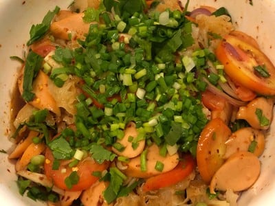 วิธีทำ ยำไส้กรอกเห็ดหูหนูขาว