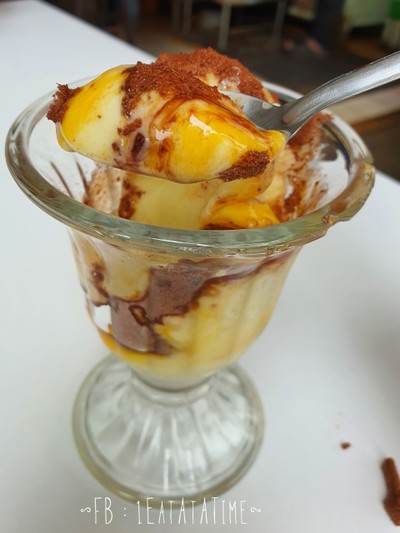 ไอศรีมไข่แข็งราดชอคโกแลต