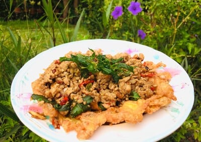 ไข่เจียวกะเพรากรอบ