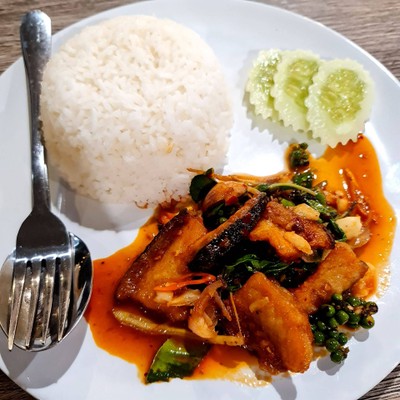 ปลาคังผัดฉ่าราดข้าว