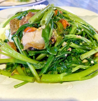 ผักบุ้งหมูกรอบ 
