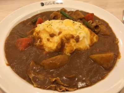 ข้าวแกงกะหรี่หน้าไข่หมูผัก