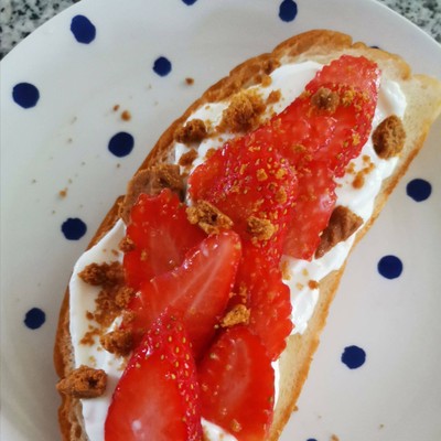 Yogurt​ Strawberry​ on​ Toast
