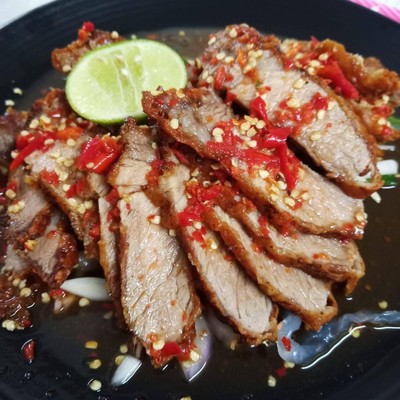 ยำหมูทอด