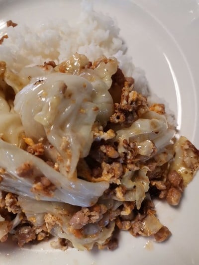 ข้าวราดหมูผัดกะหล่ำปลี
