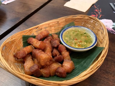 หมูสามชั้นทอดทอดน้ำปลา(Fried Pork Belly with Fish Sauce)