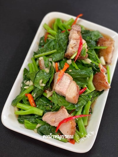 คะน้าหมูกรอบ 