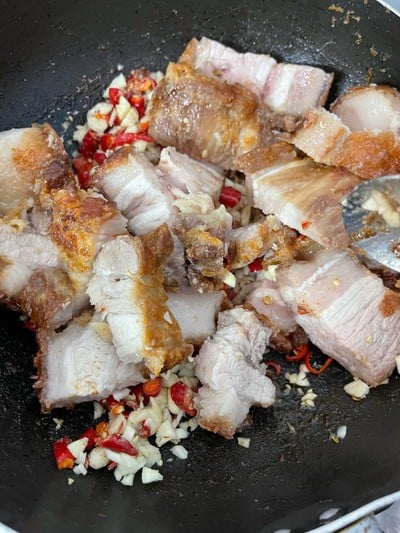 วิธีทำ หมูกรอบคั่วพริกเกลือ 🐷 วิธีทำ หมูกรอบคั่วพริกเกลือ 🐷