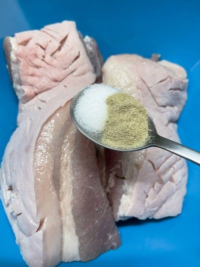 วิธีทำ หมูกรอบคั่วพริกเกลือ 🐷 วิธีทำ หมูกรอบคั่วพริกเกลือ 🐷