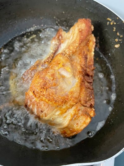 วิธีทำ หมูกรอบคั่วพริกเกลือ 🐷 วิธีทำ หมูกรอบคั่วพริกเกลือ 🐷