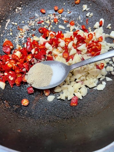 วิธีทำ หมูกรอบคั่วพริกเกลือ 🐷 วิธีทำ หมูกรอบคั่วพริกเกลือ 🐷