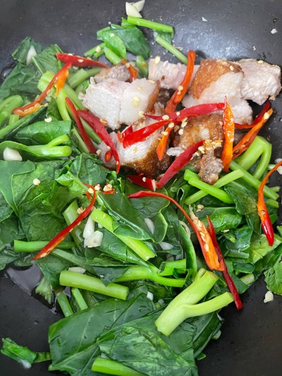 วิธีทำ คะน้าหมูกรอบ 