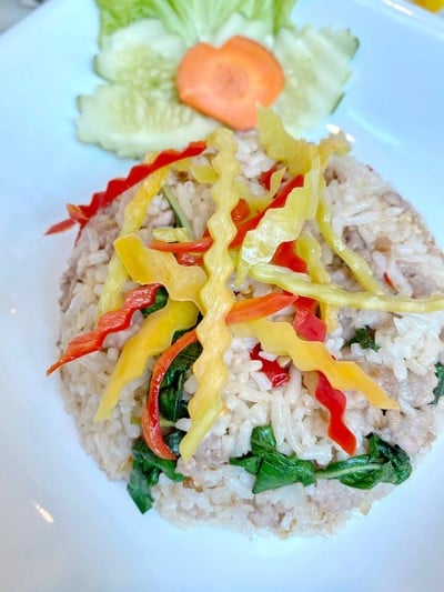 ข้าวคลุกกระเพราหมู