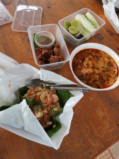 ขาวผัดกถ้งกับต้มยำ