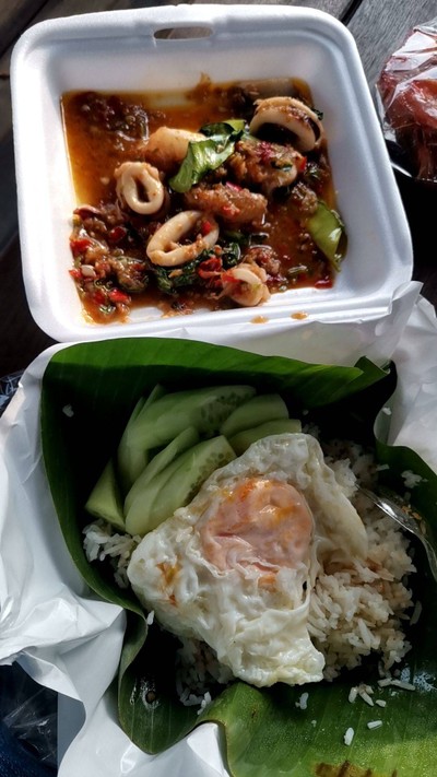 ข้าวกะเพราปลาหมึกไข่รสเด็ดมาก