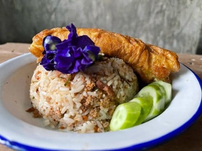 ข้าวผัดน้ำพริกสมุนไพรไข่เจียว