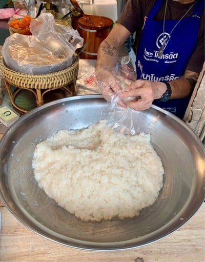 ข้าวเหนียวมูนเนรมิต โชคชัย4 ลาดพร้าว นาคนิวาส (ปากซอย)