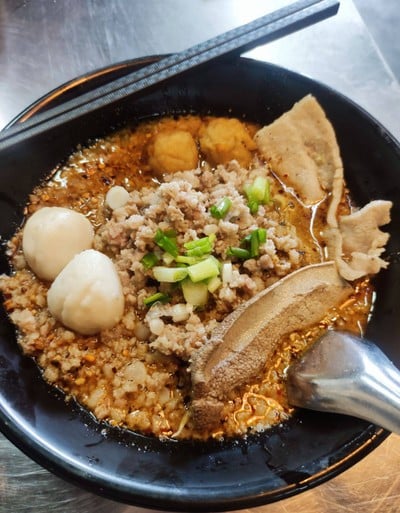 บะหมี่เป๊าะ ก๋วยเตี๋ยวต้มยำหมูทะลัก พุทธบูชา