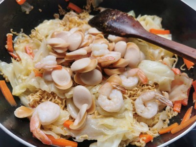 วิธีทำ มาม่าต้มยำกุ้งผัดแห้ง