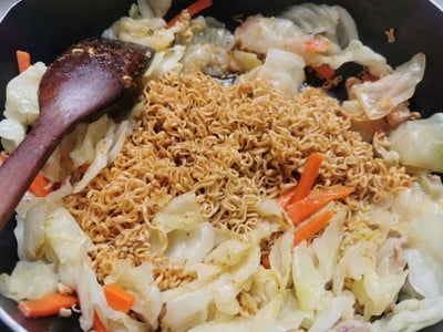 วิธีทำ มาม่าต้มยำกุ้งผัดแห้ง