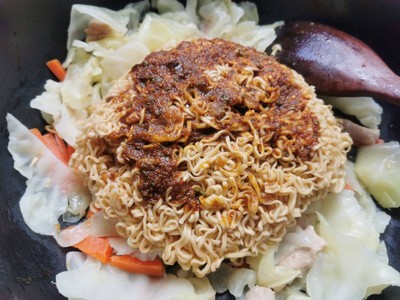 วิธีทำ มาม่าต้มยำกุ้งผัดแห้ง