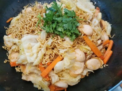 วิธีทำ มาม่าต้มยำกุ้งผัดแห้ง