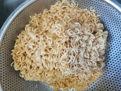 วิธีทำ มาม่าต้มยำกุ้งผัดแห้ง