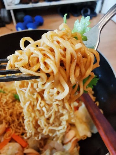 วิธีทำ มาม่าต้มยำกุ้งผัดแห้ง