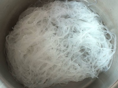 วิธีทำ ลาบวุ้นเส้นไส้กรอก