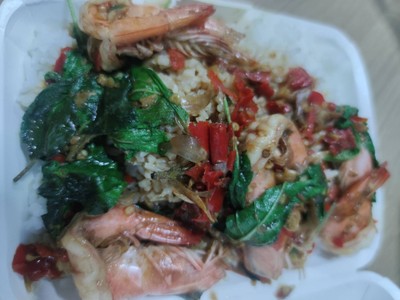 กระเพรากุ้งราดข้าว