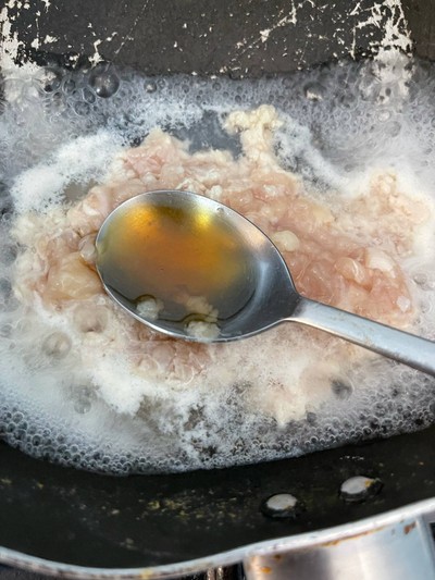 วิธีทำ เกี้ยวทอดไส้ลาบอกไก่ 