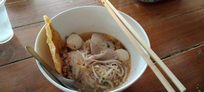 เส้นหมี่หมูต้มยำ