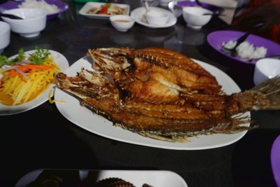 ปลากระพงทอดราดน้ำปลา