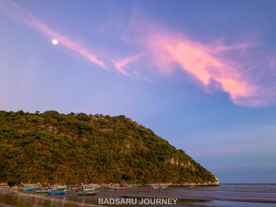 เมือพระอาทิตย์กำลังจะตก และพระจันทร์กำลังจะมาทักทาย