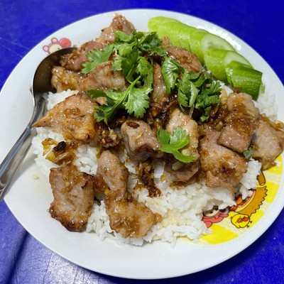 ข้าวหมูทอดกระเทียมพริกไทย