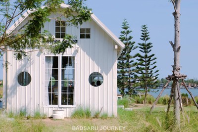 โรงนาสีขาวกับทุ่งหญ้า