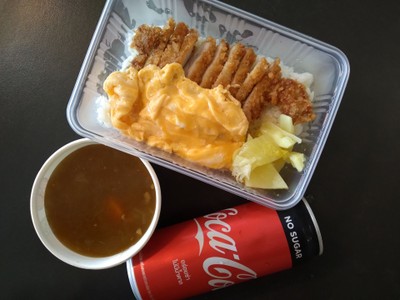 [อร่อยซ่ากับโค้ก]ข้าวแกงกะหรี่หมูทอด+โค้กกระป๋อง325ml.