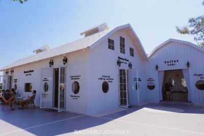 โรงนาสีขาว